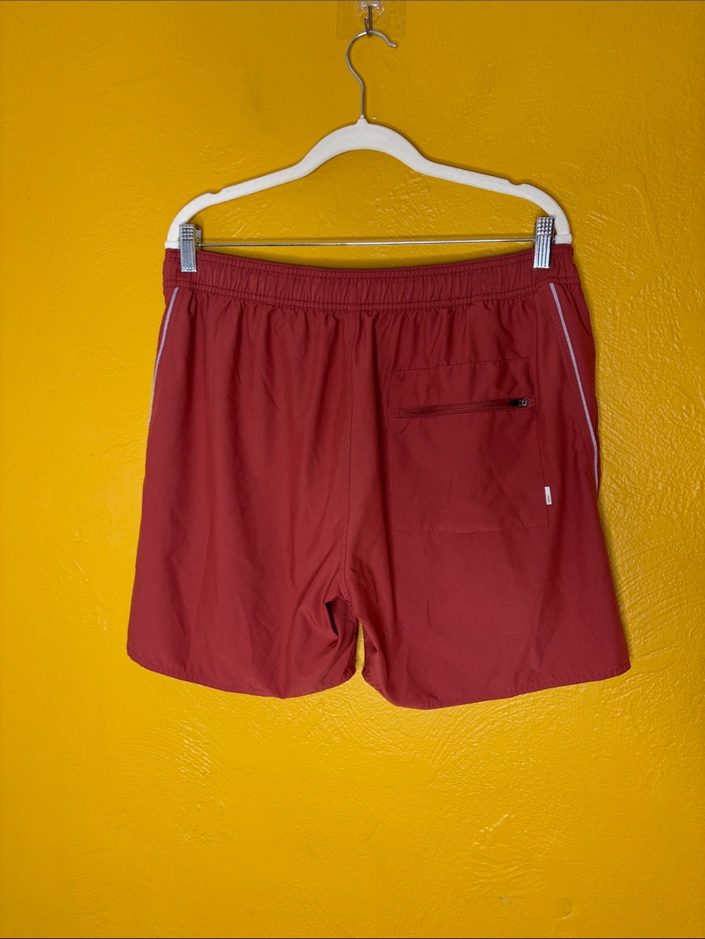 Vuori Like New Large Men's 2.0 Trail Shorts Redwood Colorway - Picture 8 of 10